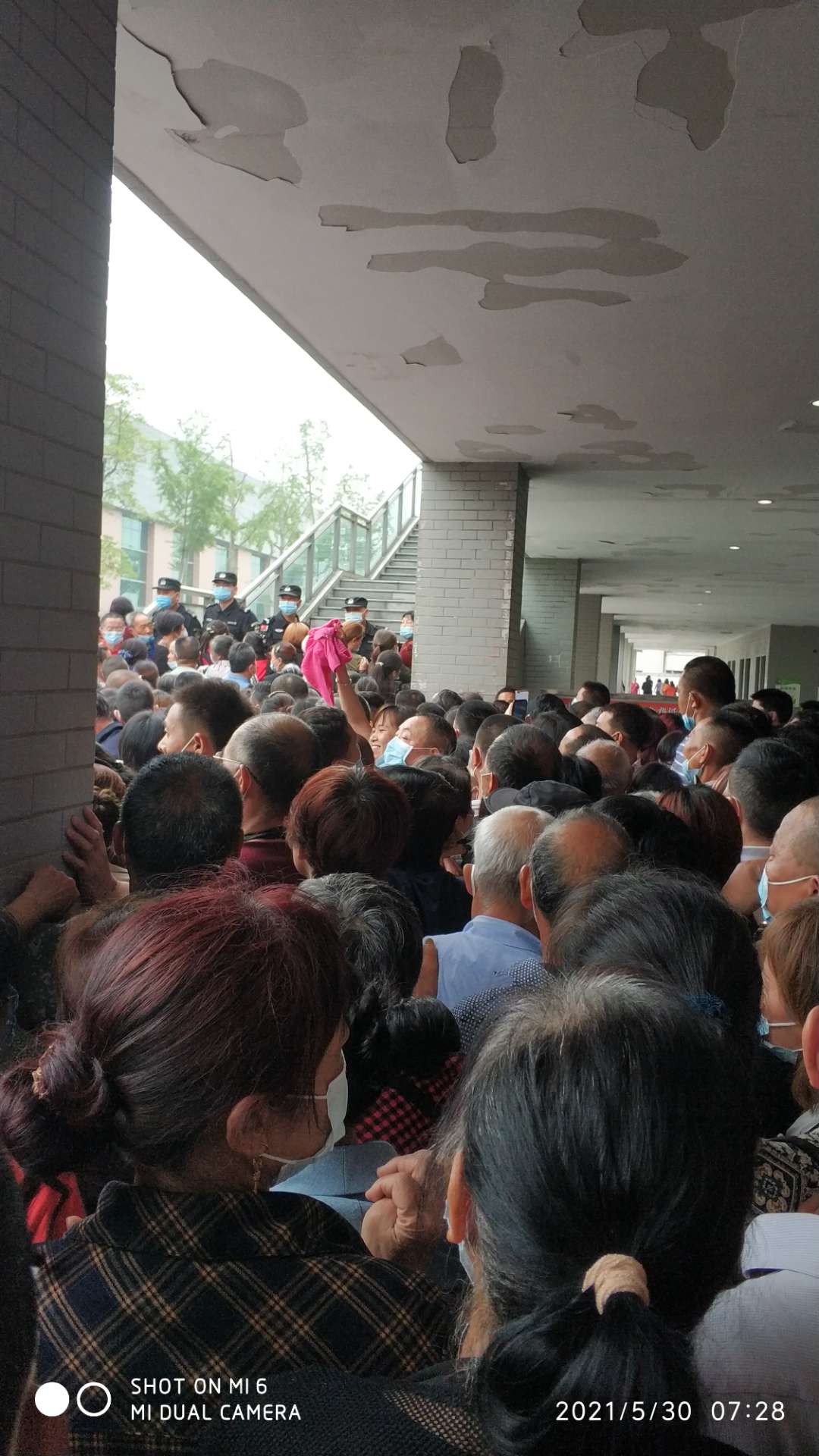 体育馆注射疫苗提前没拿预案套制民众排队失控