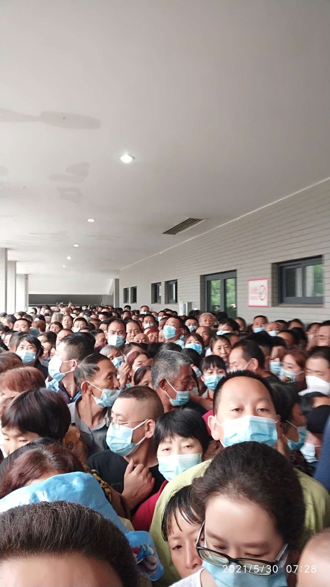 体育馆注射疫苗提前没拿预案套制民众排队失控